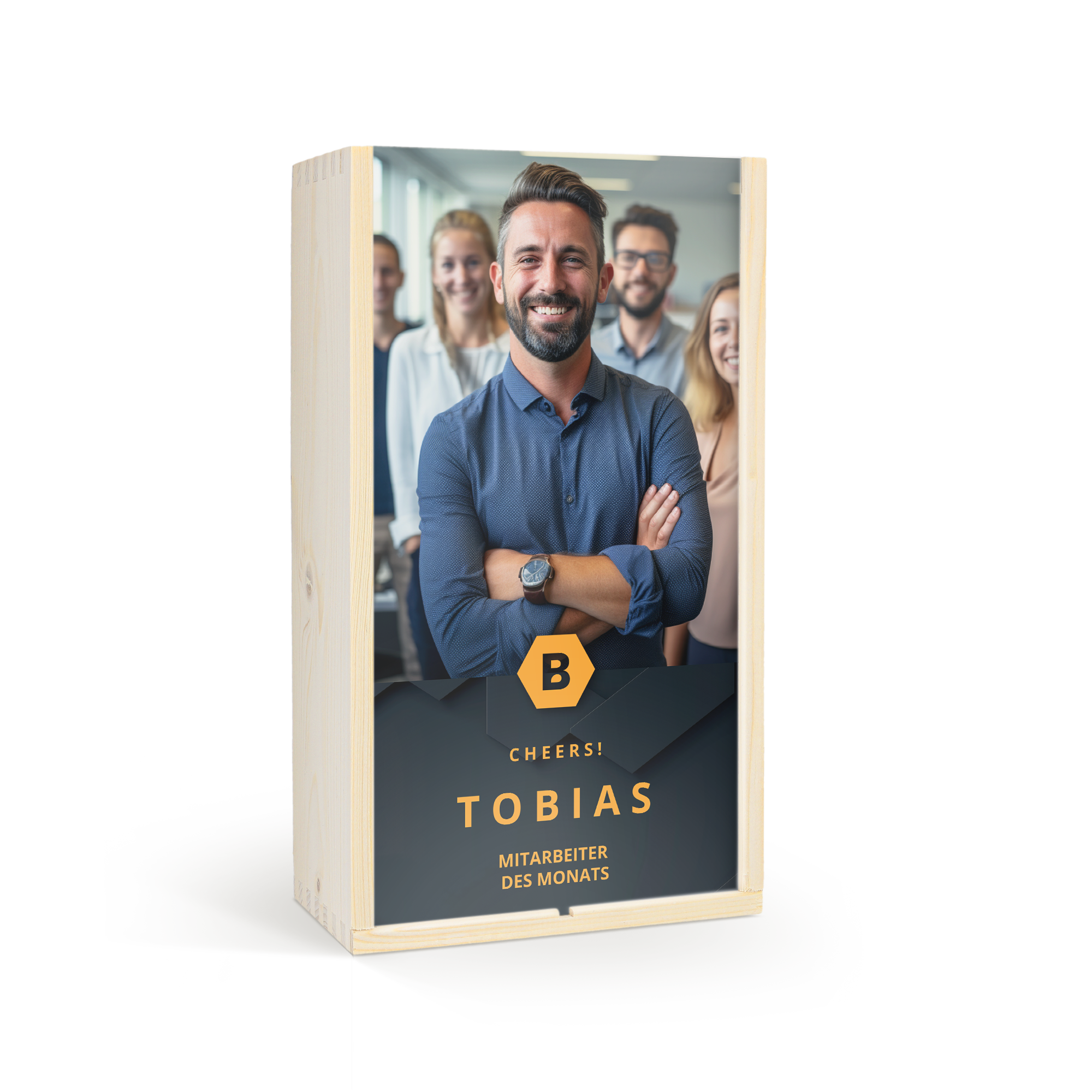 Eine Weinkiste mit Foto für 2 Flaschen bedruckt mit einem lächelnden Teamfoto, einem B-Logo, "CHEERS!", dem Namen Tobias und dem Text "MITARBEITER DES MONATS".
