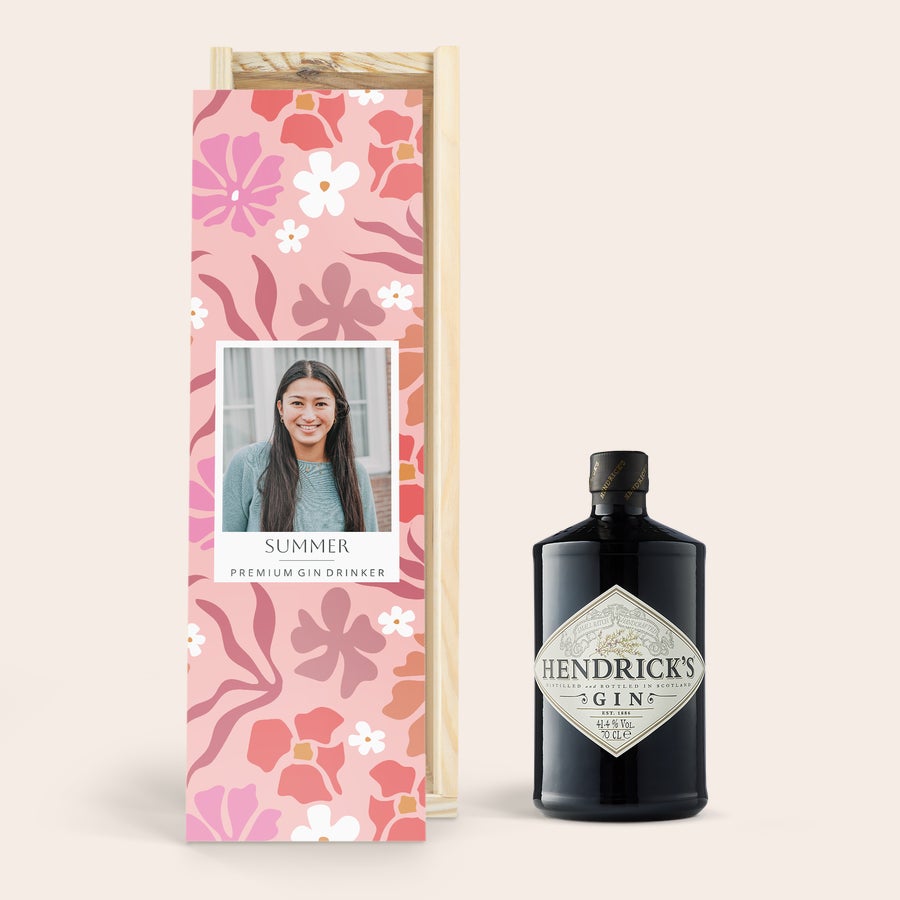 Ginebra Hendrick's en caja personalizada Botella de Ginebra Hendrick's en caja de madera impresa con foto, texto "SUMMER PREMIUM GIN DRINKER" y diseño floral.