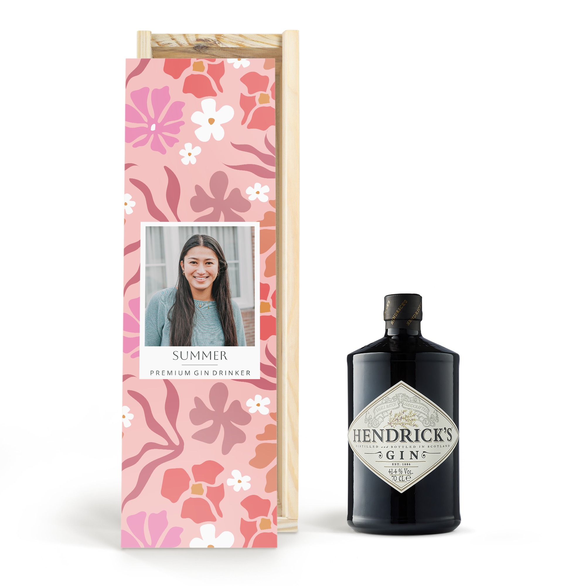 Garrafa de gin Hendrick's com caixa de madeira personalizada. Estampa floral rosa com foto, nome Summer e texto "Premium Gin Drinker".