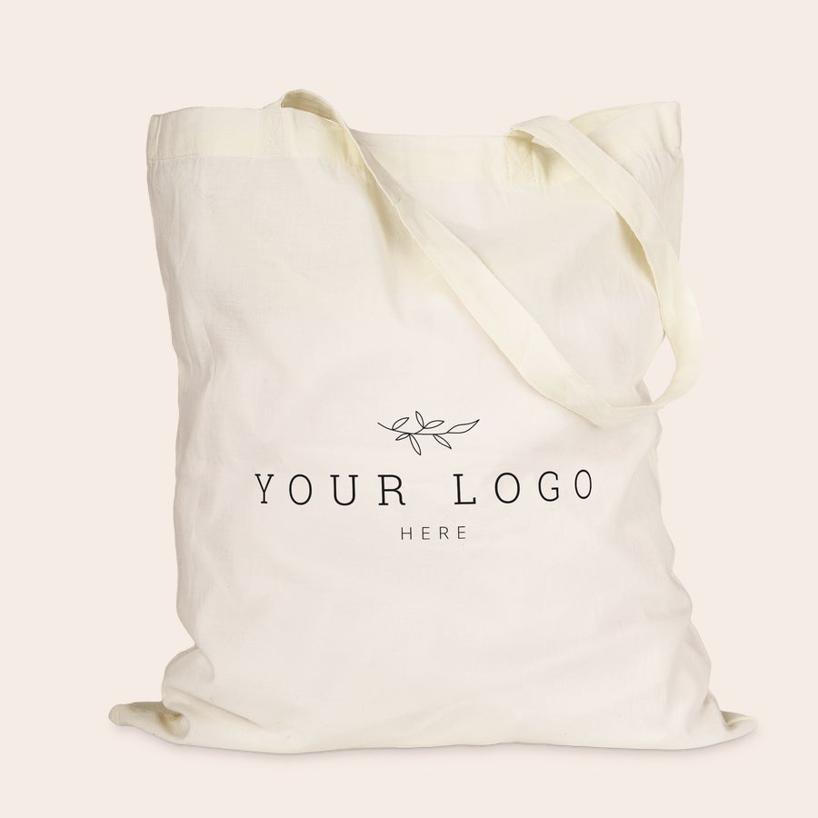Bomullspose Hvit personlig handlepose i stoff, med trykt logo og teksten Your Logo Here, for miljøvennlig shopping.
