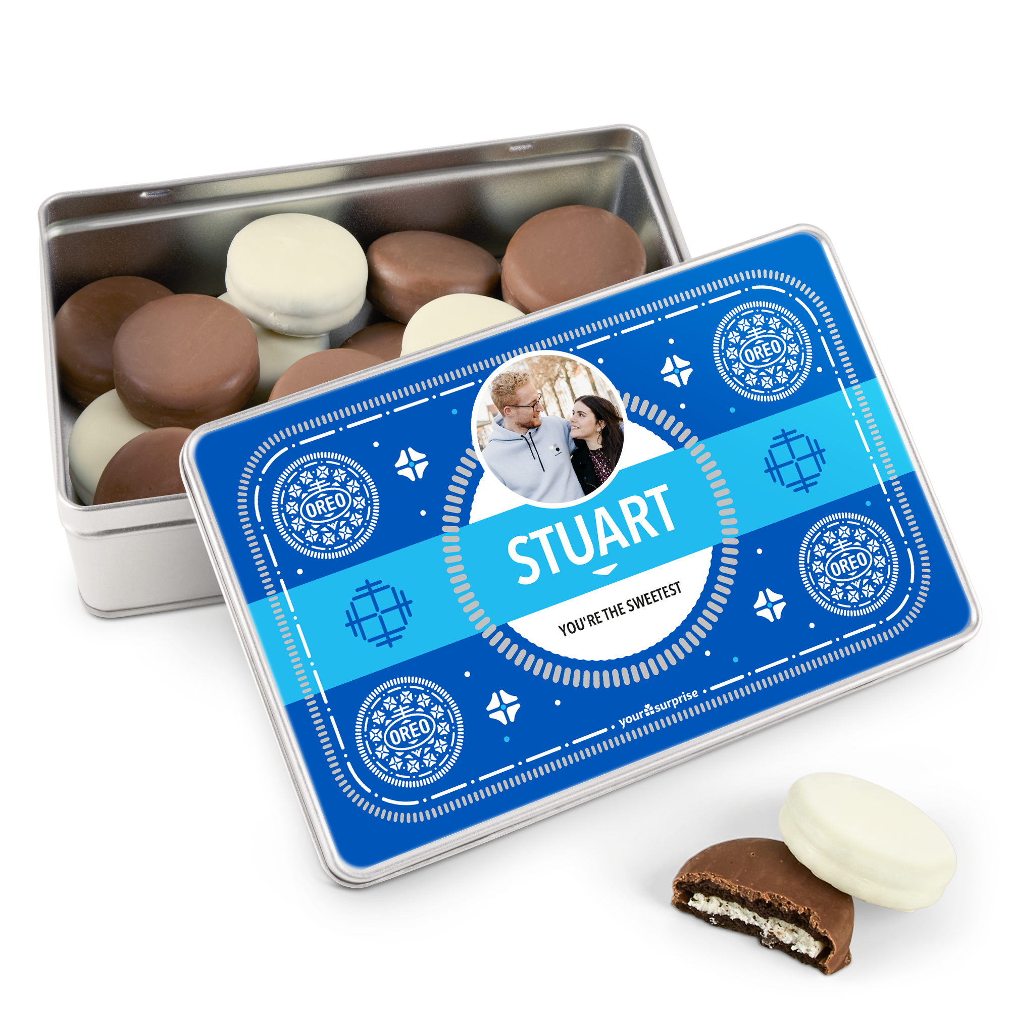 Henkilökohtainen lahjarasia täynnä maukkaita Oreo-suklaita, omalla kuvalla ja Stuart-nimellä painettuna