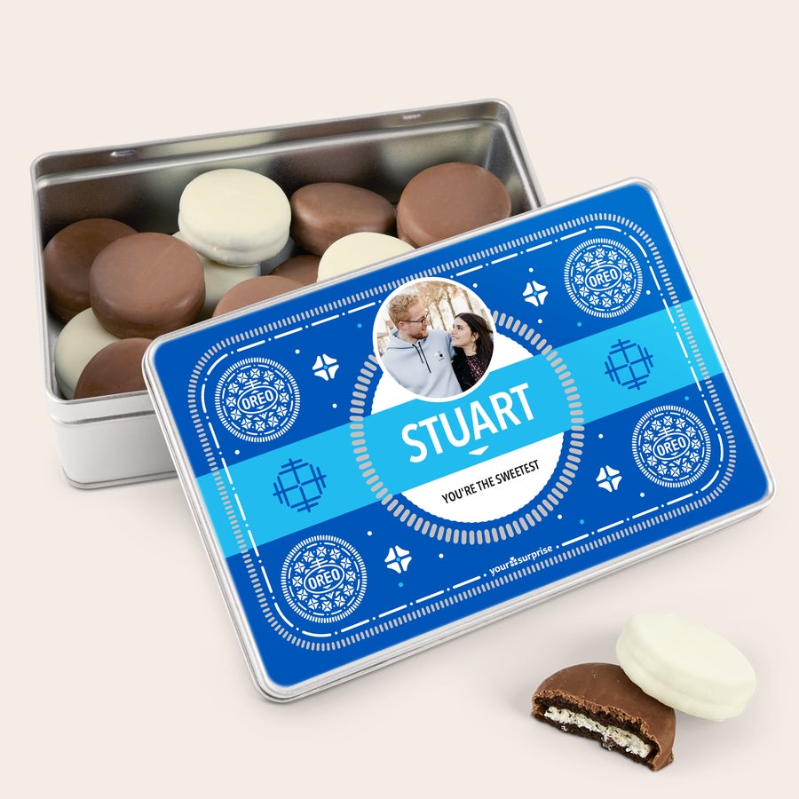 Krabica na sušienky s Oreo Darčeková plechovka v štýle Oreo s lahodnou čokoládou, s potlačenou fotografiou a menom STUART.