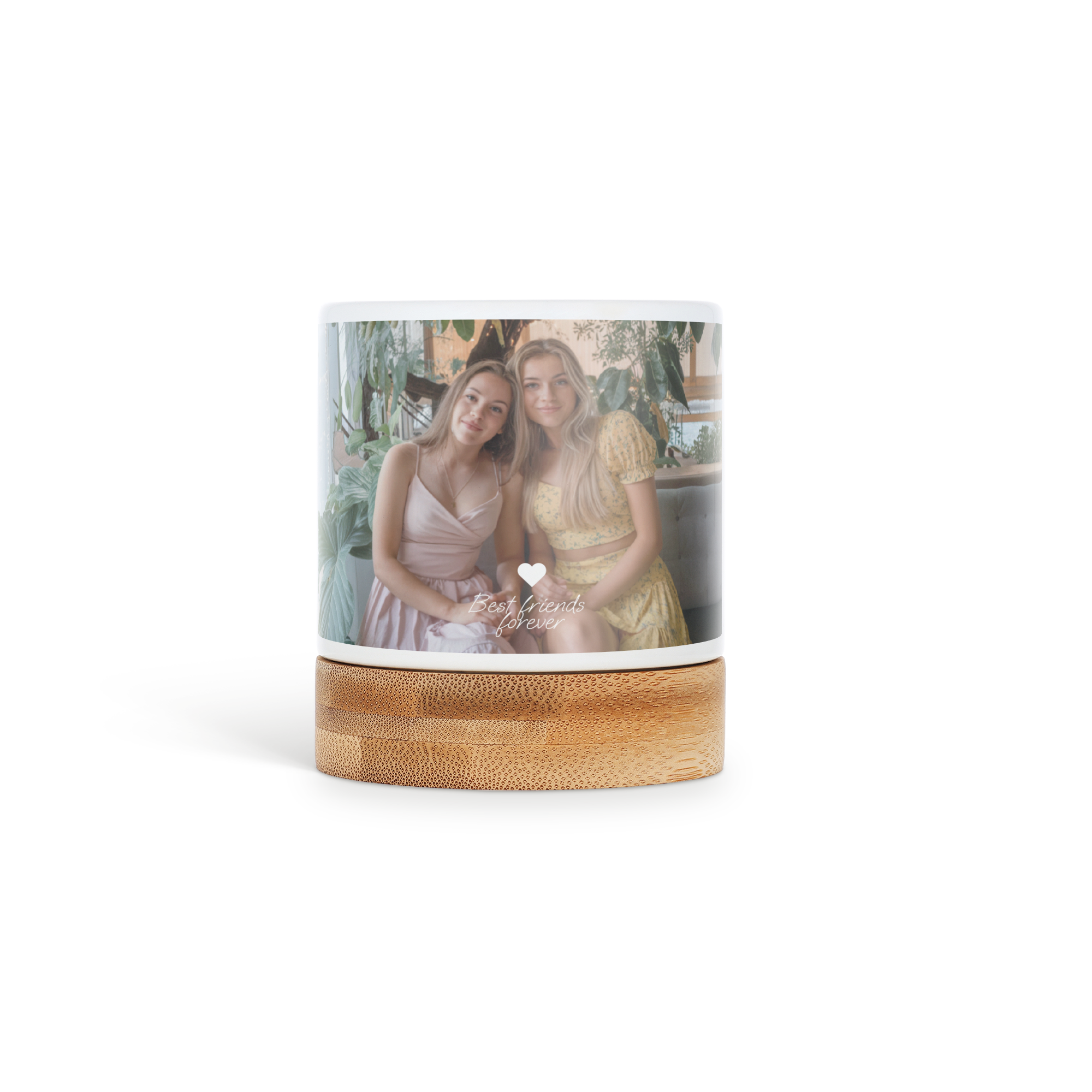 Vaso de cerâmica branco com suporte de bambu, impresso com foto de duas mulheres e "Best friends forever". Dê a eles um toque pessoal e verde que eles irão valorizar.