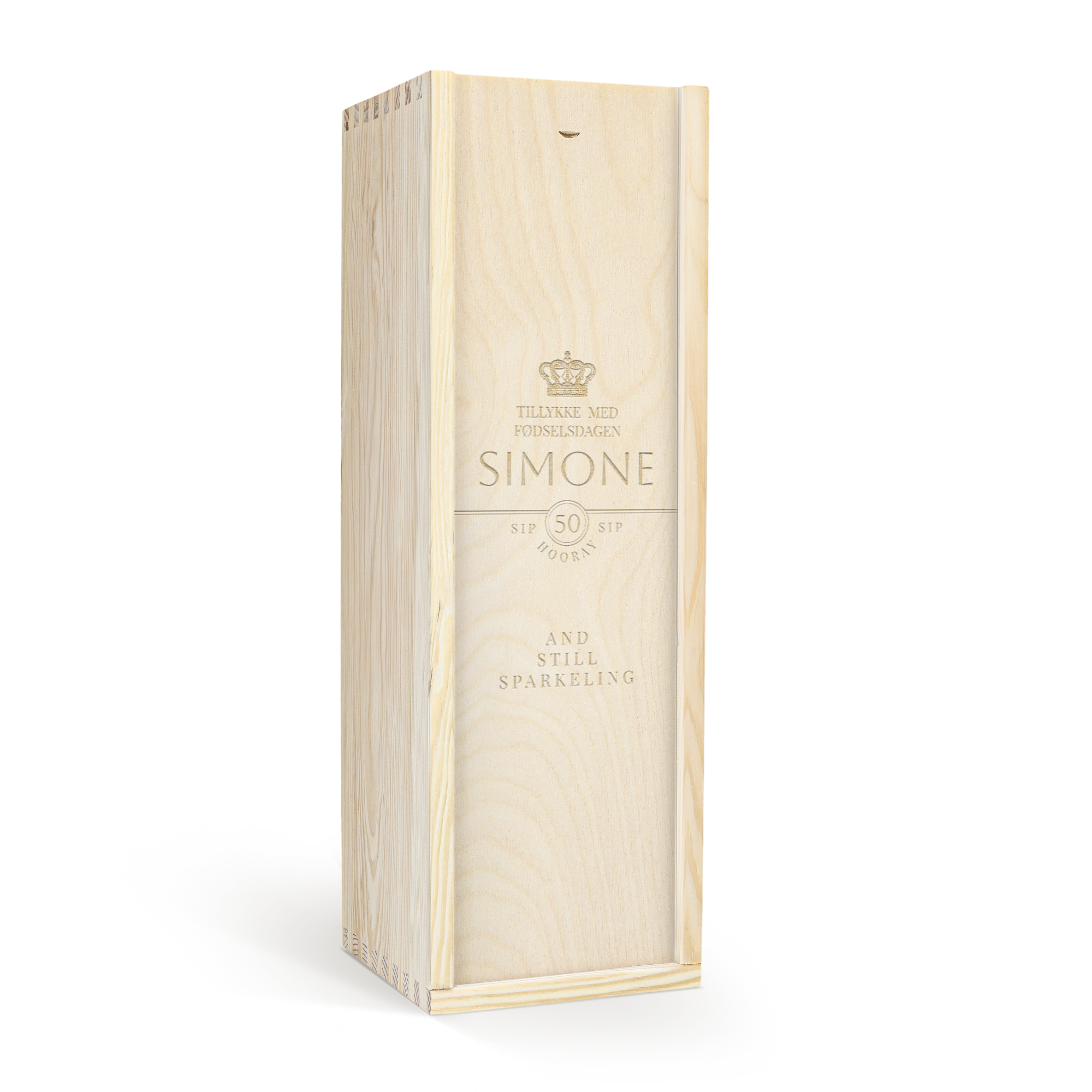En XL flaske Villa Conchi cava i en luksus indgraveret trækasse med teksten SIMONE 50 år og krone