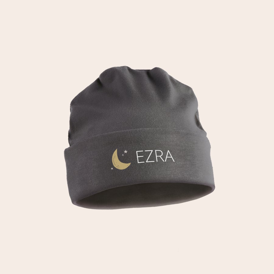 Cămașă pentru bebeluși personalizată Pălărie gri din bumbac pentru bebeluși imprimată cu o semilună aurie, steluțe și numele personalizat EZRA
