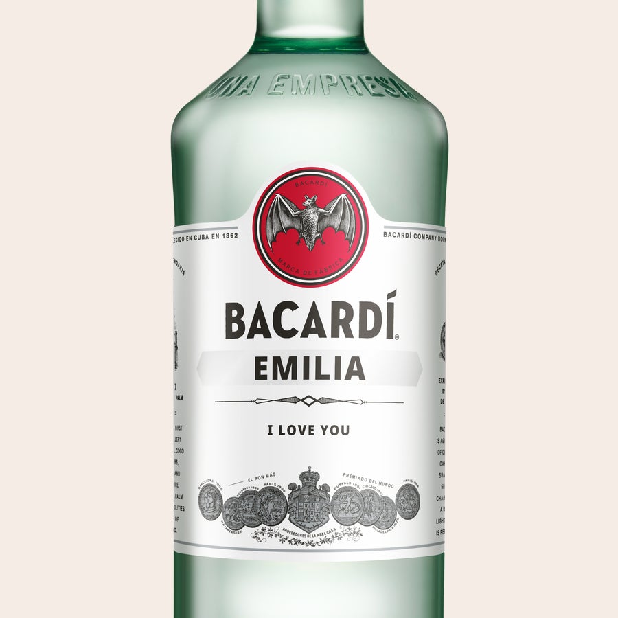 Personalizovaný rum Bacardi Fľaša Bacardi Carta Blanca s personalizovanou etiketou menom Emilia a textom I Love You, ideálna prekvapiť priateľov.