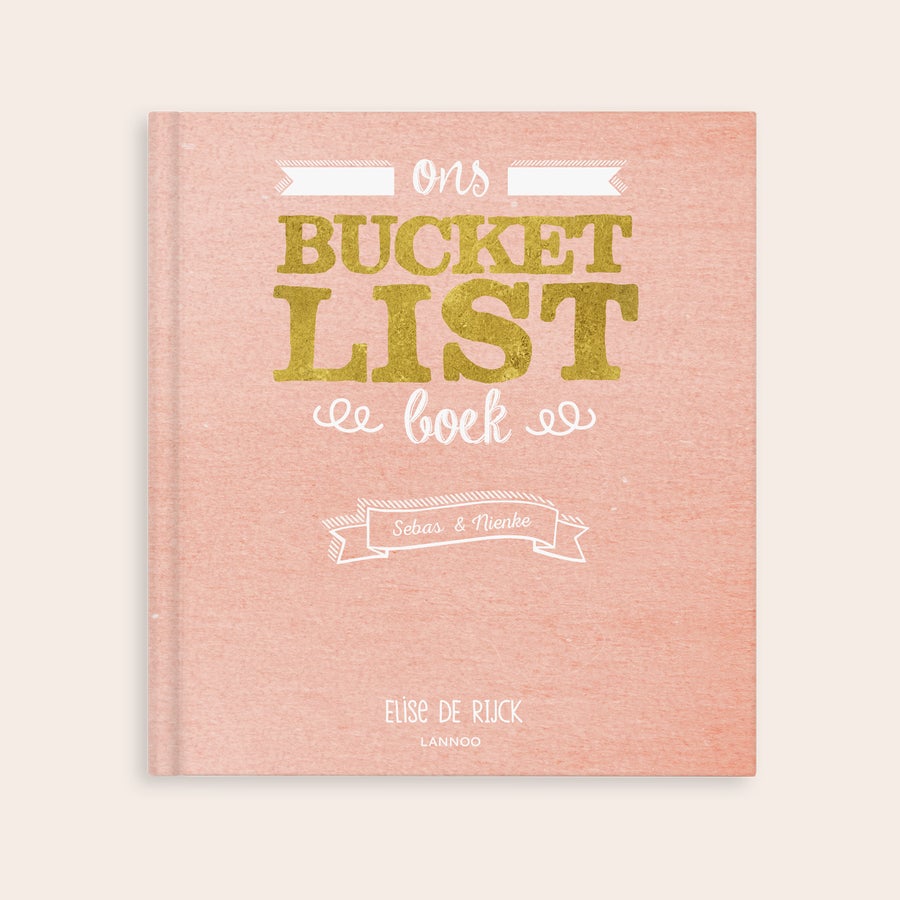 Het Bucketlist boek voor koppels Roze gepersonaliseerd Bucketlist boek voor koppels met de namen Sebas & Nienke en gouden belettering