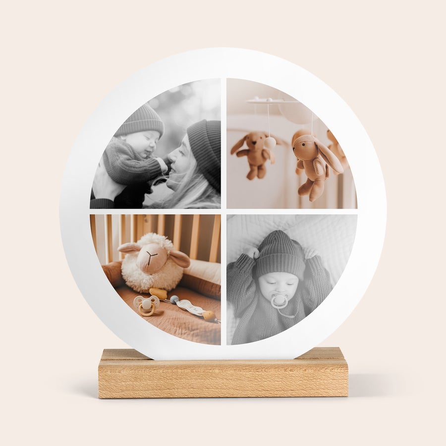 Carreaux photo personnalisés Tuile photo ronde en bois personnalisée avec quatre photos d'un bébé et de sa maman, sur support en bois naturel