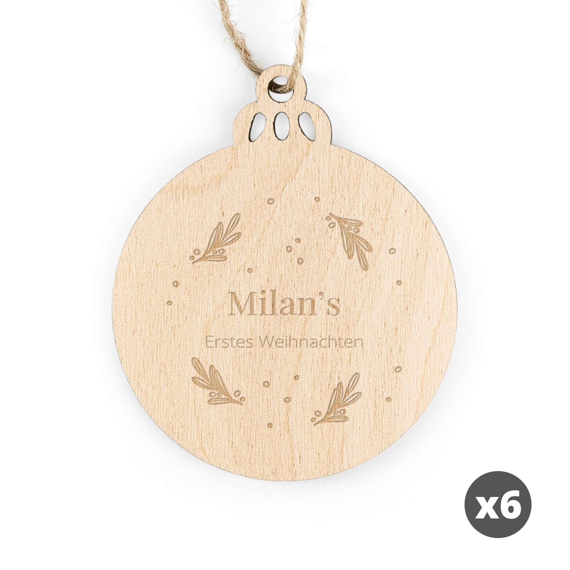 Hölzerne Weihnachtsbaumkugel mit Gravur Milan's Erstes Weihnachten, personalisierte Weihnachtsdeko aus Holz.