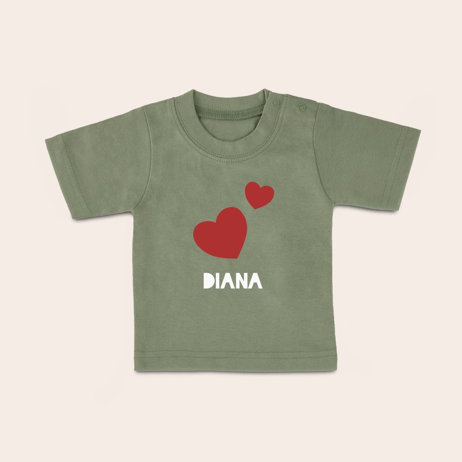 Baby t shirt bedrucken Grünes Baby T-Shirt mit Namen Diana und zwei roten Herzen bedruckt