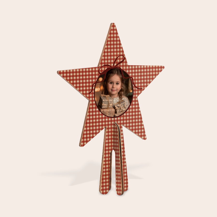 Adorno para árbol de Navidad de madera personalizado Adorno para la copa del árbol de madera a medida en forma de estrella con estampado de cuadros rojos y foto de una niña.