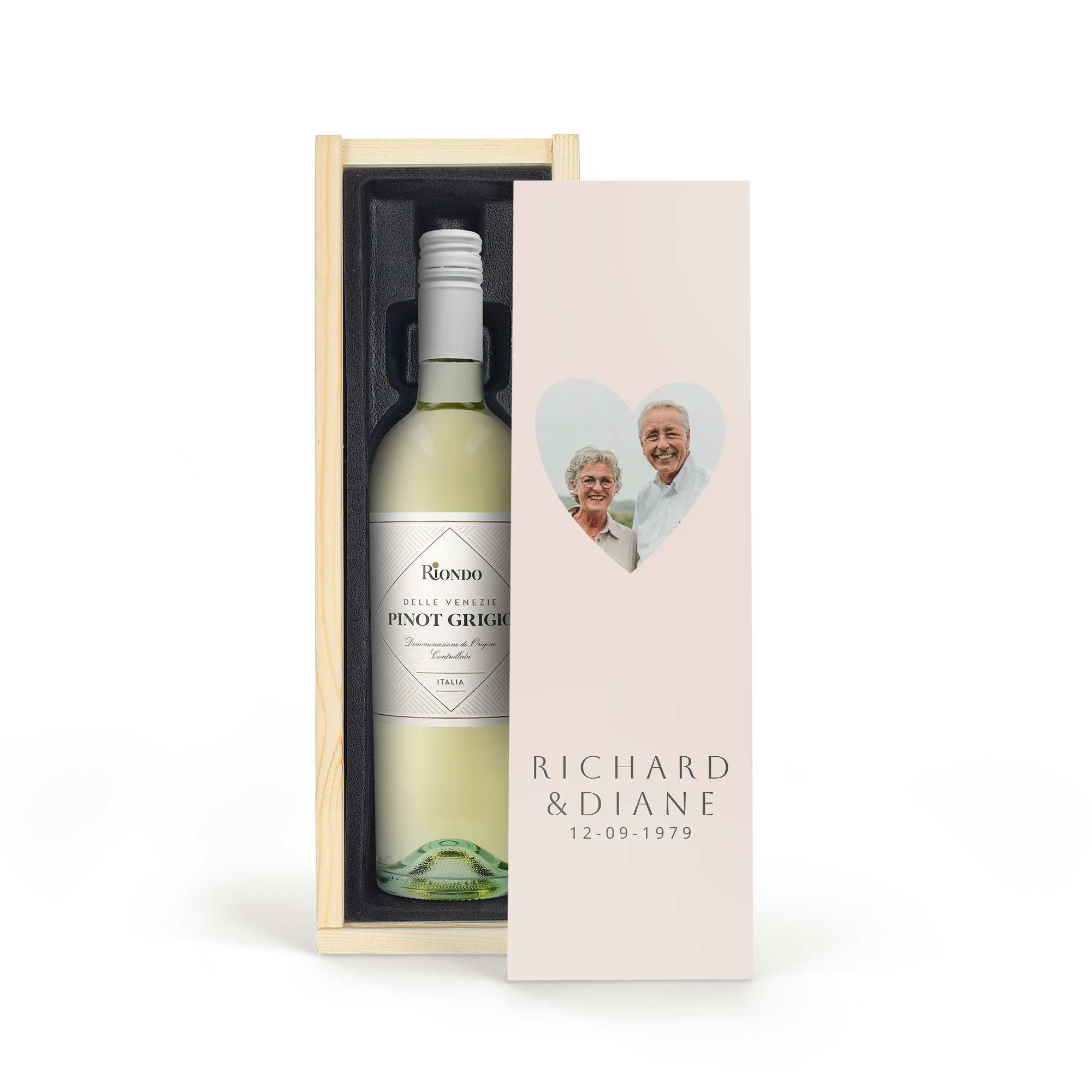 Garrafa de vinho Riondo Pinot Grigio em caixa personalizada com foto de casal, nomes Richard & Diane e data 12-09-1979