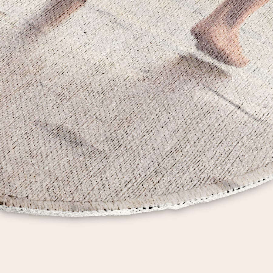 Alfombra personalizada - ø 152 cm Alfombra personalizada de color beige claro con pies de bebé impresos, que se integra como un acogedor elemento decorativo para el suelo.
