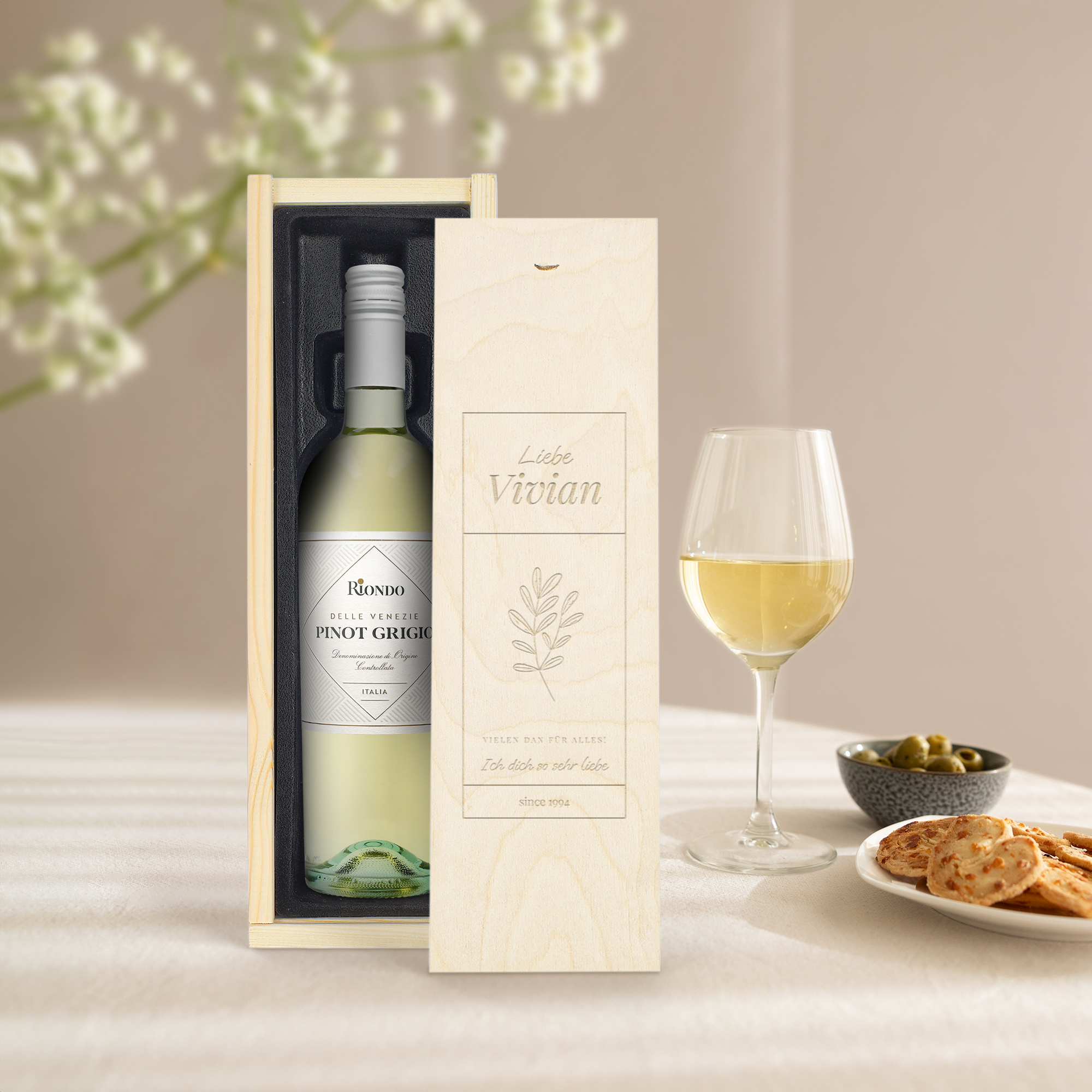 Botella de vino Riondo Pinot Grigio en caja de madera personalizada, grabada con el nombre Vivian y mensaje.