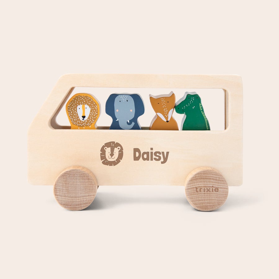 Personalizowany drewniany autobus ze zwierzętami - Trixie Drewniany autobus ze zwierzętami i wygrawerowanym imieniem Daisy, lwem, słoniem, lisem, aligatorem