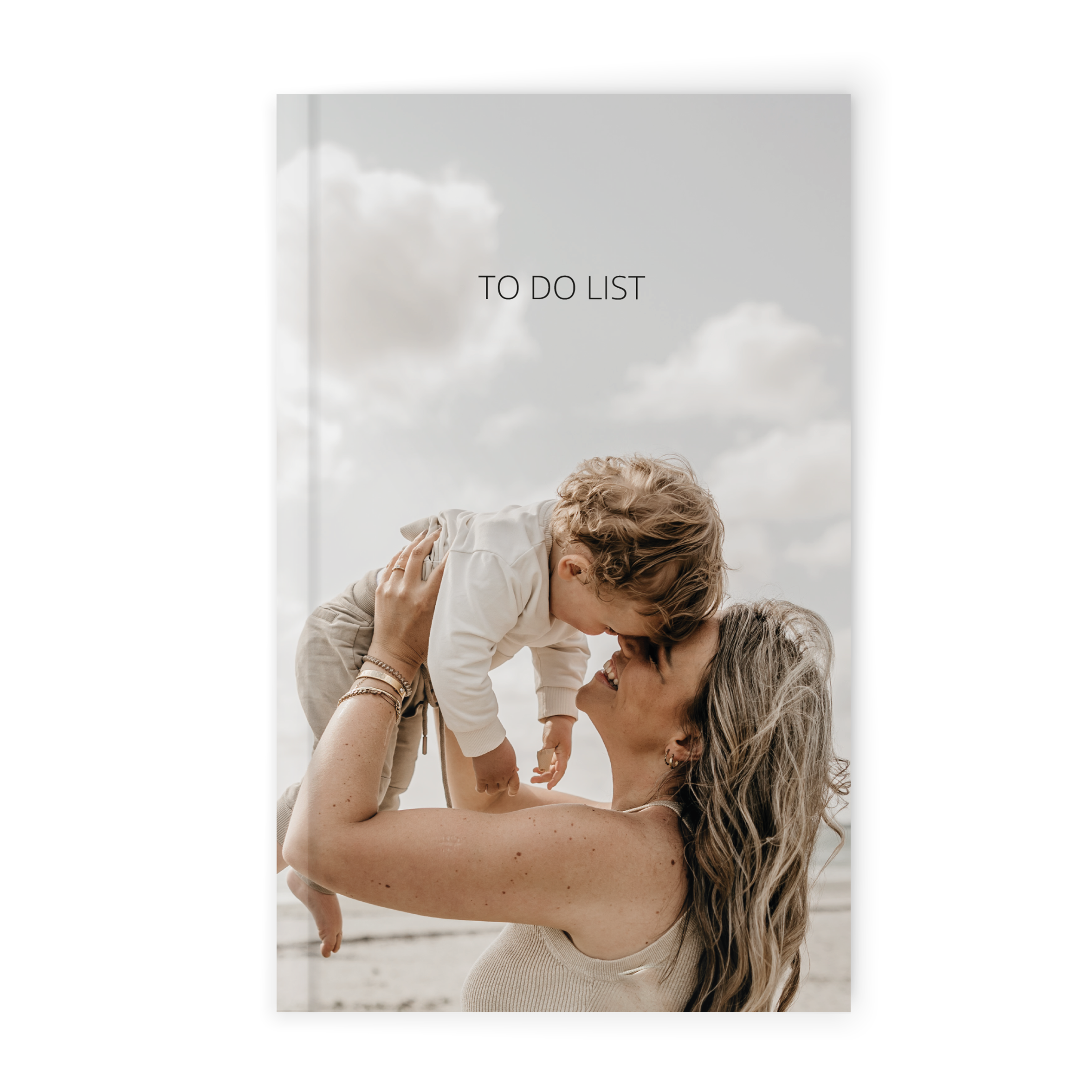 Personalisiertes Notizbuch mit aufgedrucktem Foto einer lächelnden Frau, die ein Baby hochhält, mit dem Text To Do List.