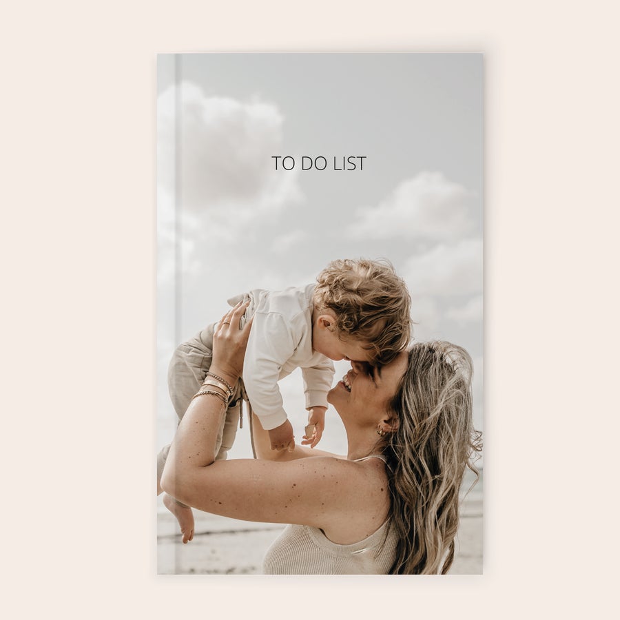 Notizbuch bedrucken Personalisiertes Notizbuch mit aufgedrucktem Foto einer lächelnden Frau, die ein Baby hochhält, mit dem Text To Do List.