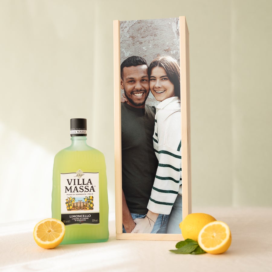 Coffret Limoncello personnalisé - Villa Massa Bouteille de Limoncello Villa Massa et coffret en bois personnalisé imprimé avec photo d'un couple souriant