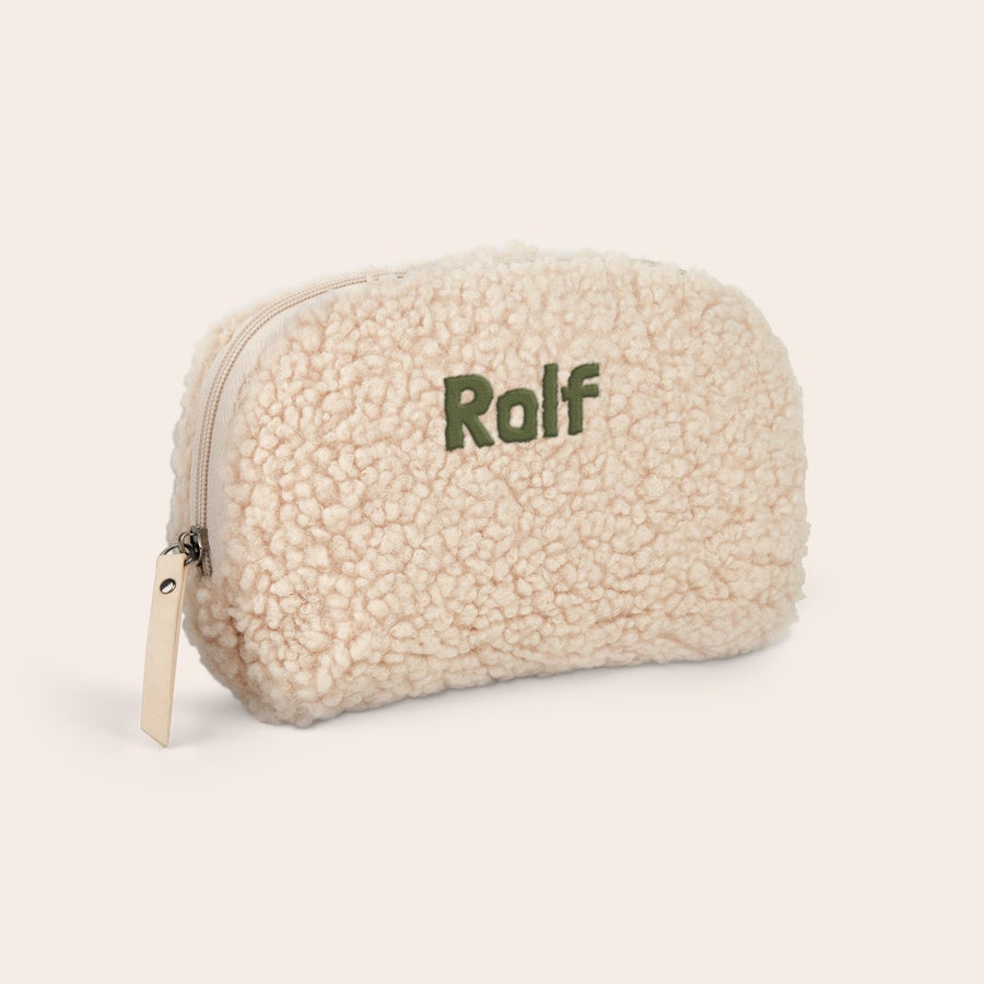 Blød makeup taske med navn - beige Blød plys makeup taske med navnet Rolf broderet i grøn, til at have alting lige ved hånden.