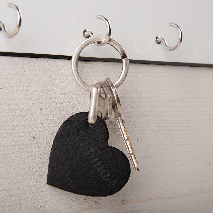 Schlüsselanhänger aus Leder gravieren mit Namen Herz Schwarz  - Onlineshop YourSurprise
