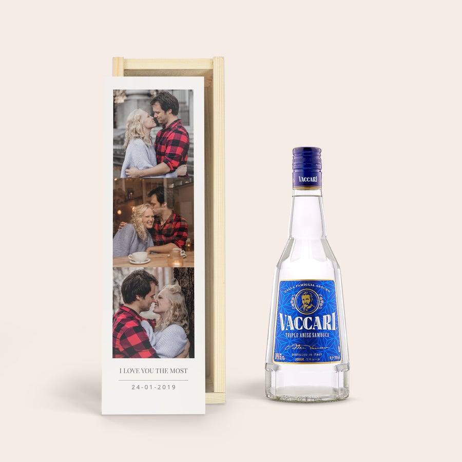 Licor Sambuca Vaccari - Caja personalizada Botella de Sambuca Vaccari en caja de madera personalizada con tres fotos y texto "I LOVE YOU THE MOST 24-01-2019" impreso.