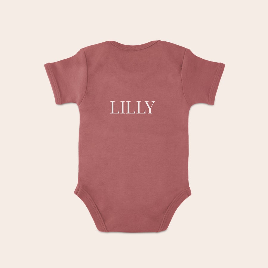 Baby Body bedrucken Roter Babybody mit Namen "LILLY" in weißer Schrift aufgedruckt lass einen originellen Babybody bedrucken