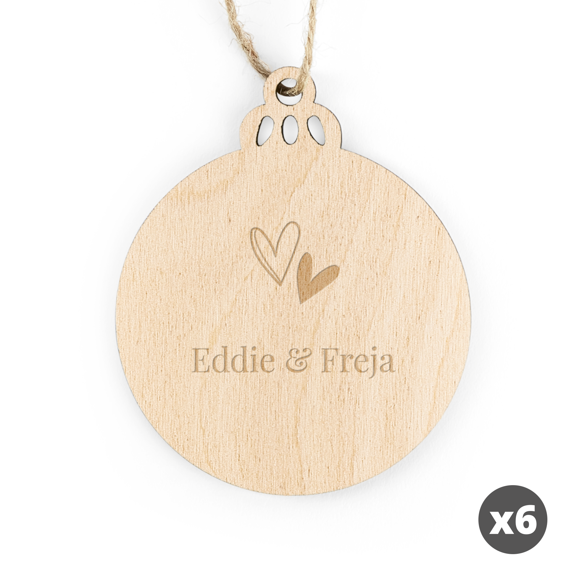 Graverad juldekoration i trä, rund form med personligt namn Eddie & Freja och två hjärtan