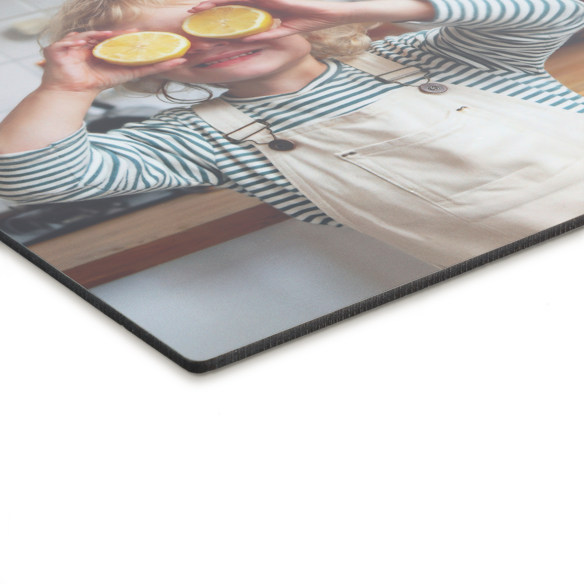 Panou decorativ de perete personalizat cu fotografia unui copil zâmbitor acoperind ochii cu lămâi, imprimat pe lemn.