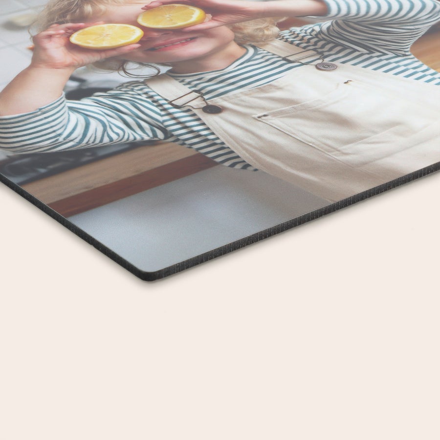 Fotokacheln Quadratische Wandbilder aus Holz mit einem personalisierten Foto eines lächelnden Kindes, das Zitronen vor die Augen hält. Dekorieren Sie Ihre Wand mit Wandbildern aus Holz mit Ihrem Design.