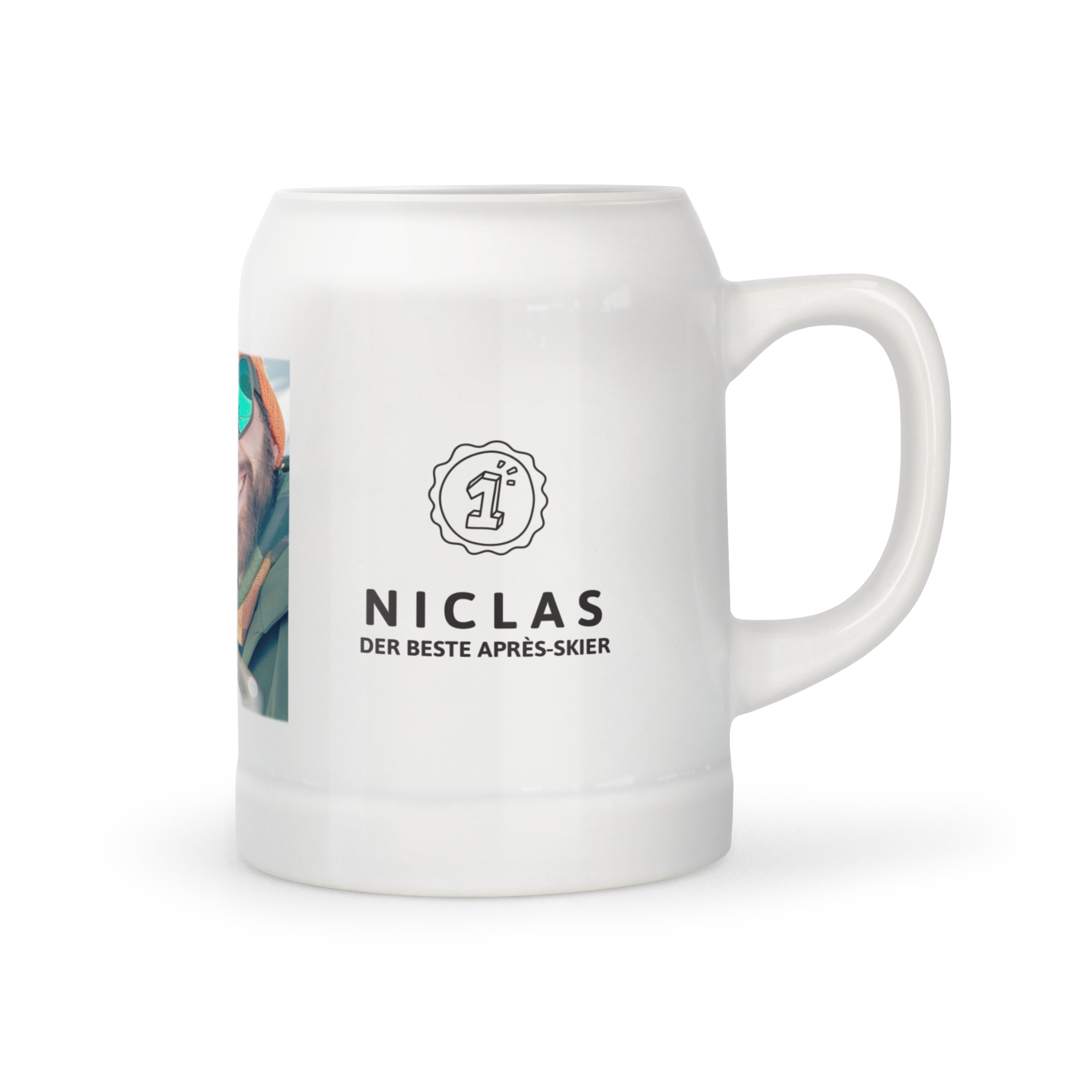 Weißer personalisierter Bierkrug mit einem Foto und dem gedruckten Namen Niclas der beste Après-Skier, um dein Lieblingsbier zu trinken.