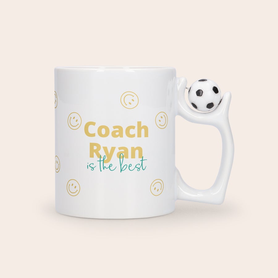 Fényképes bögre - Focilabda Fehér futball bögre mosolygós emojikkal, "Coach Ryan is the best" felirattal, és fogantyúján forgatható focilabdával, testreszabott fotóval és szöveggel