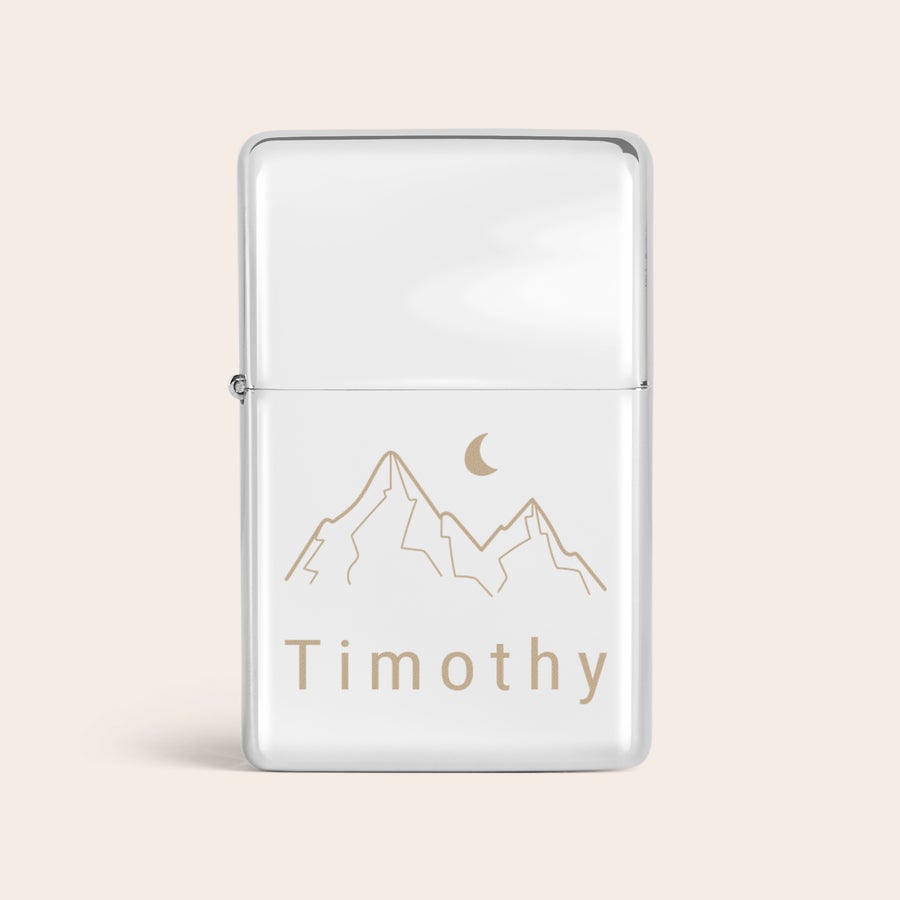 Vgravirani vžigalniki Srebrni vžigalnik z vgraviranim imenom Timothy, gorskim motivom in luno