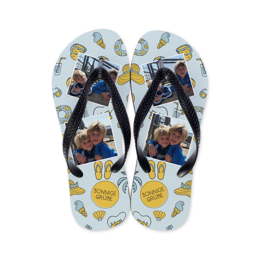 Individuelle Zehensandalen mit zwei Kinderfotos und dem Text "SONNIGE GRÜßE", als Sommerhit mit Symbolen bedruckt