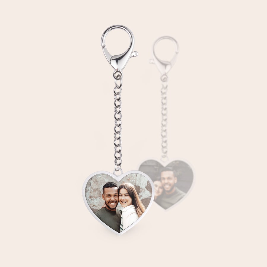 Schlüsselanhänger personalisieren mit Foto Herzförmiger Fotoschlüsselanhänger mit silberner Kette, bedruckt mit einem Paar und auf der Rückseite mit demselben Foto.
