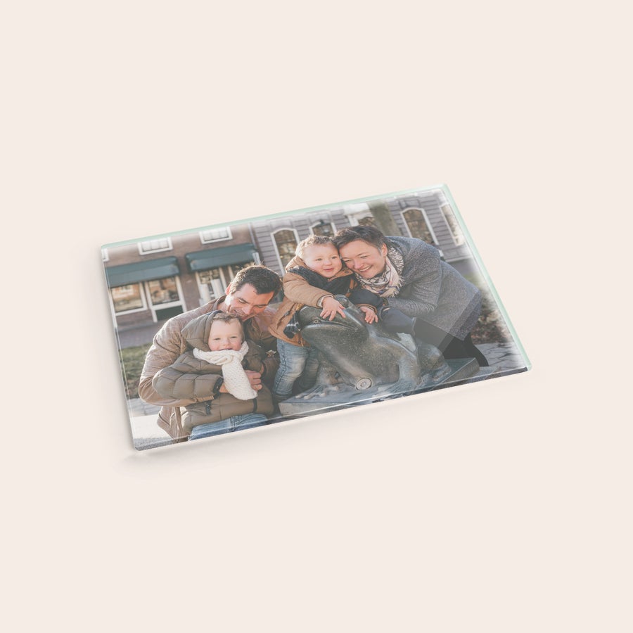 Tábua de cortar Tábua de cortar em vidro personalizada com a foto de uma família feliz e dois filhos, impressa para um presente