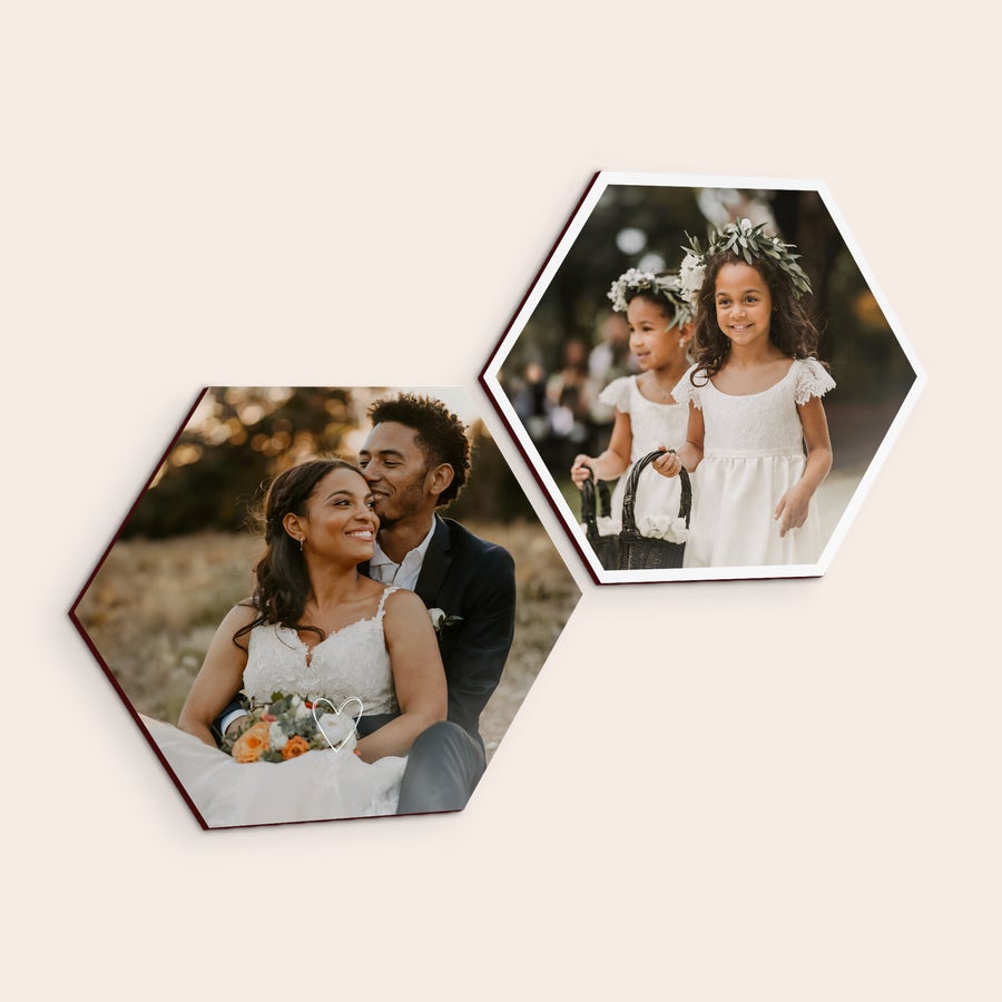 Fotokacheln Personalisierte Wandbilder aus Holz mit Ihrem Design zeigen ein Brautpaar und zwei Blumenmädchen.