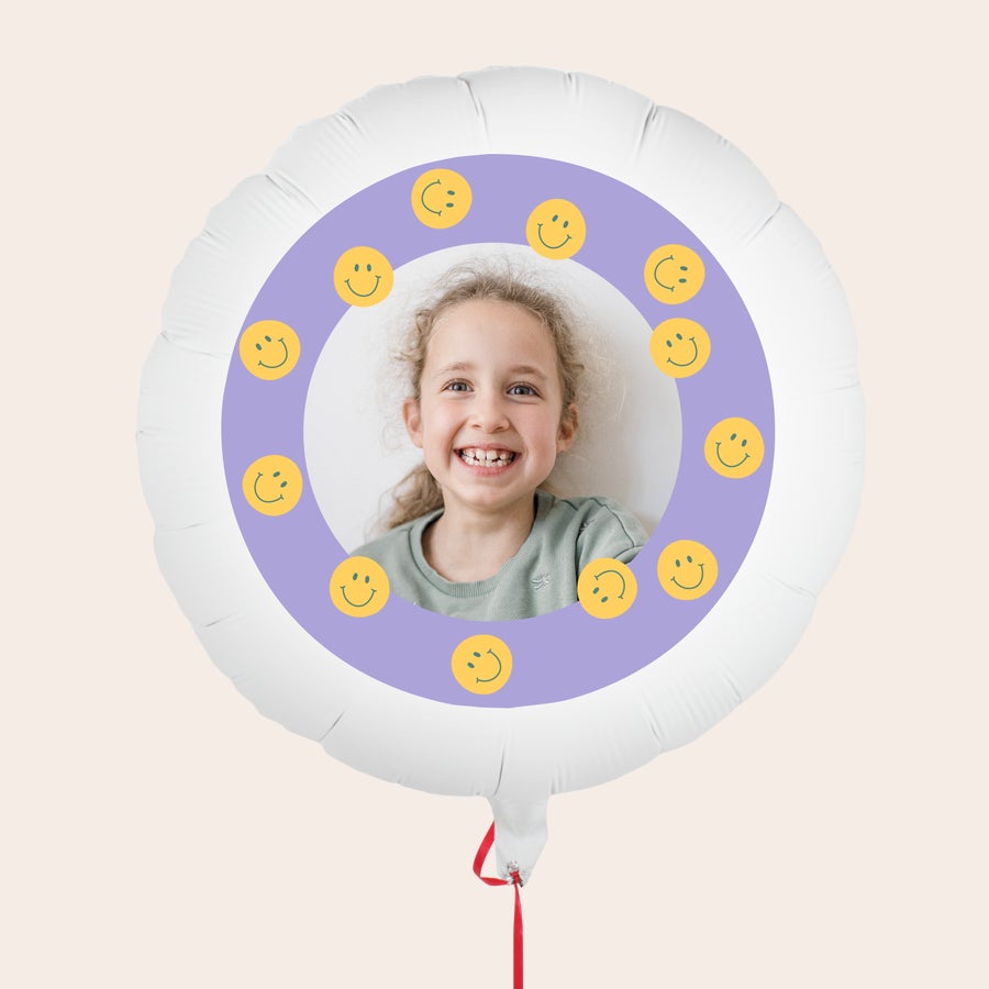 Palloncino personalizzato Palloncino con foto bianco personalizzato con la foto di una bambina sorridente stampato con emoji allegre per un effetto unico.