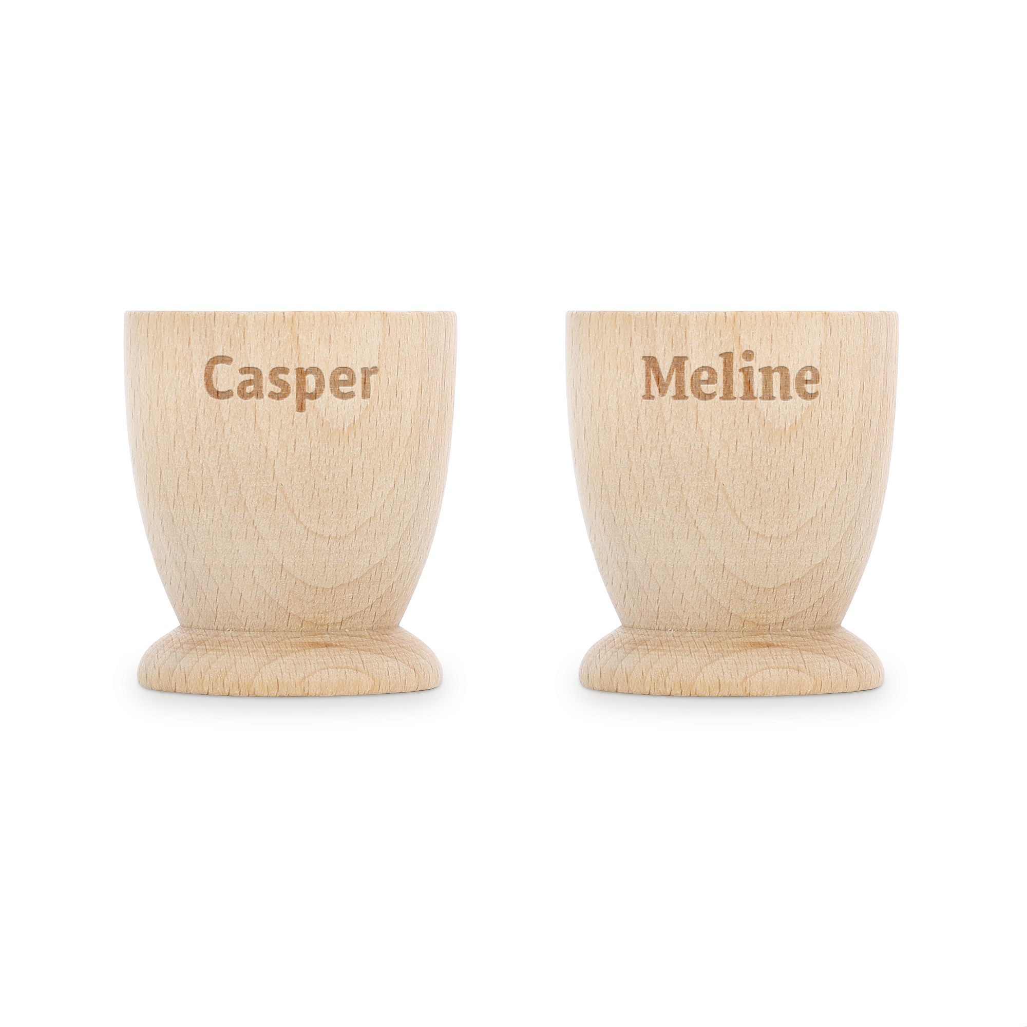 Personliga äggkoppar i bokträ graverade med namnen Casper och Meline för en minnesvärd frukost.