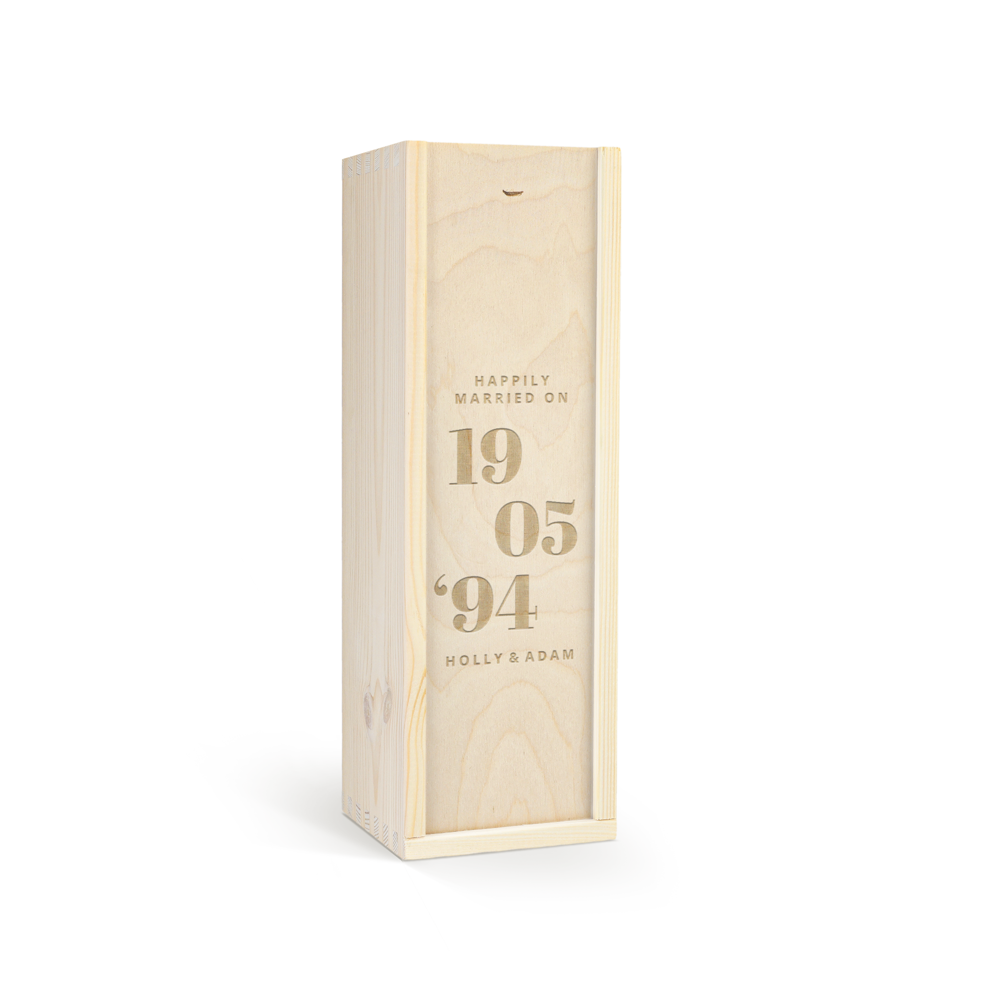 Caixa de madeira personalizada para vinho Maison de la Surprise Syrah, gravada com a data 19-05-94 e os nomes Holly & Adam