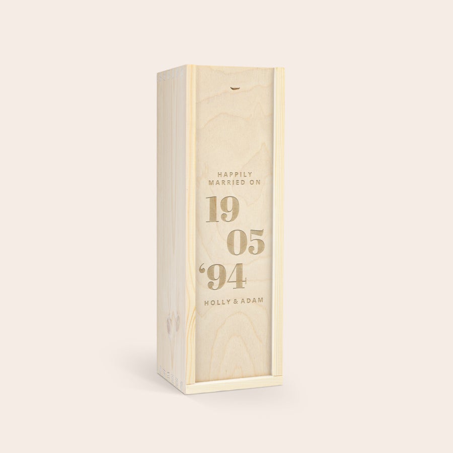 Maison de la Surprise Cabernet Sauvignon Caja de vino grabada con la fecha "19 05 '94" y los nombres "HOLLY & ADAM" para regalo.