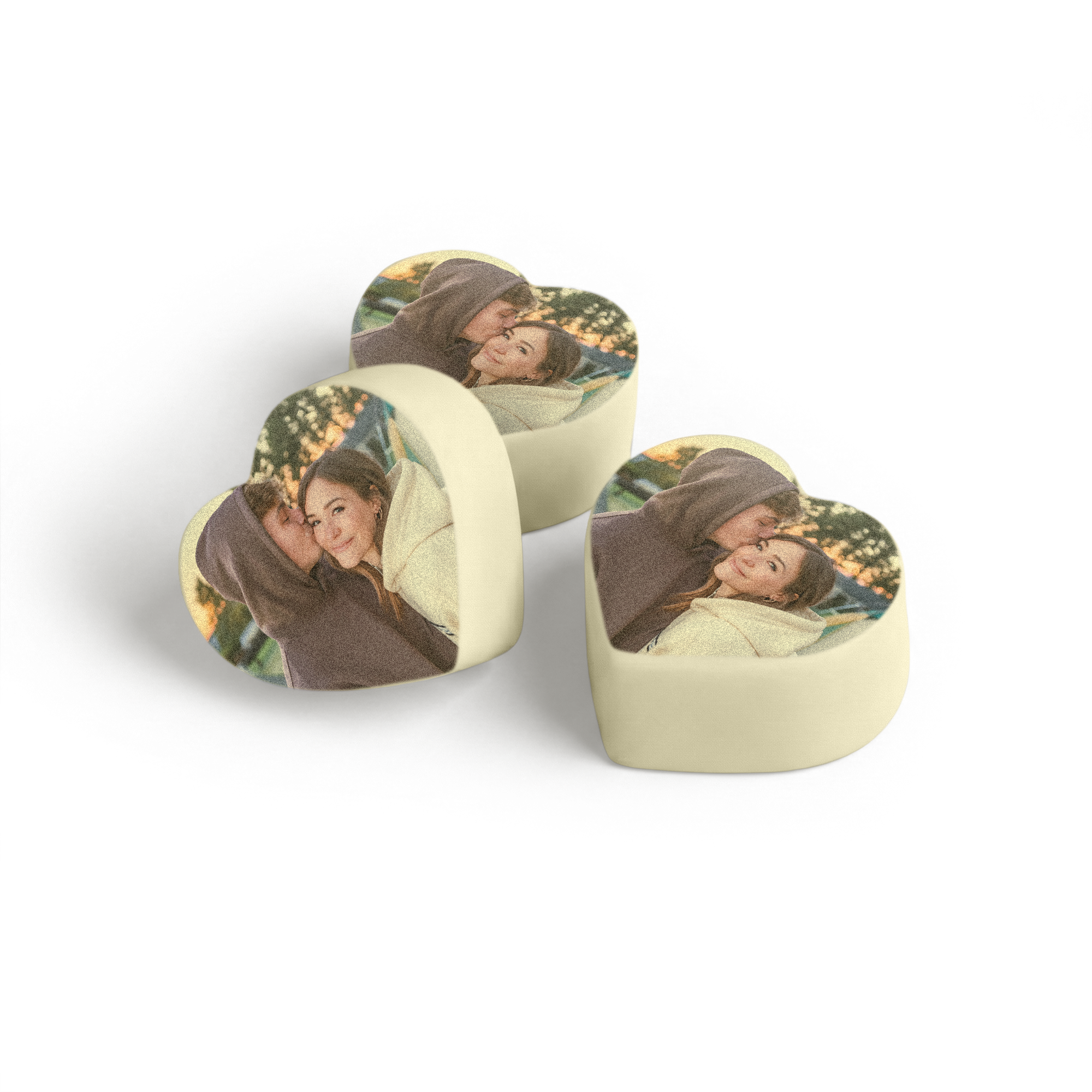 Heerlijke Chocolade Pralines  - Hartjes met foto - Praliné - 12 stuks bedrukt met een eigen foto van een koppel