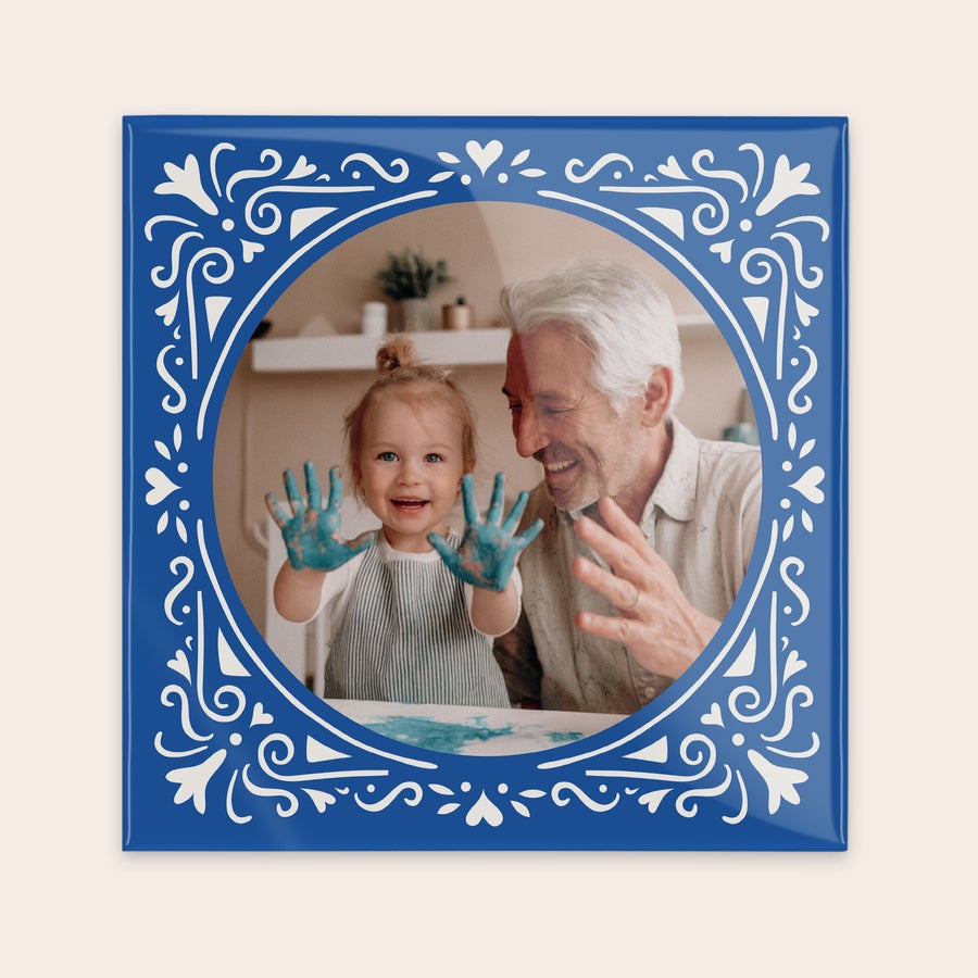Azulejo personalizado - Cerámica Mosaico decorativo de pared azul con marco blanco, impreso con foto de un abuelo y su nieta.
