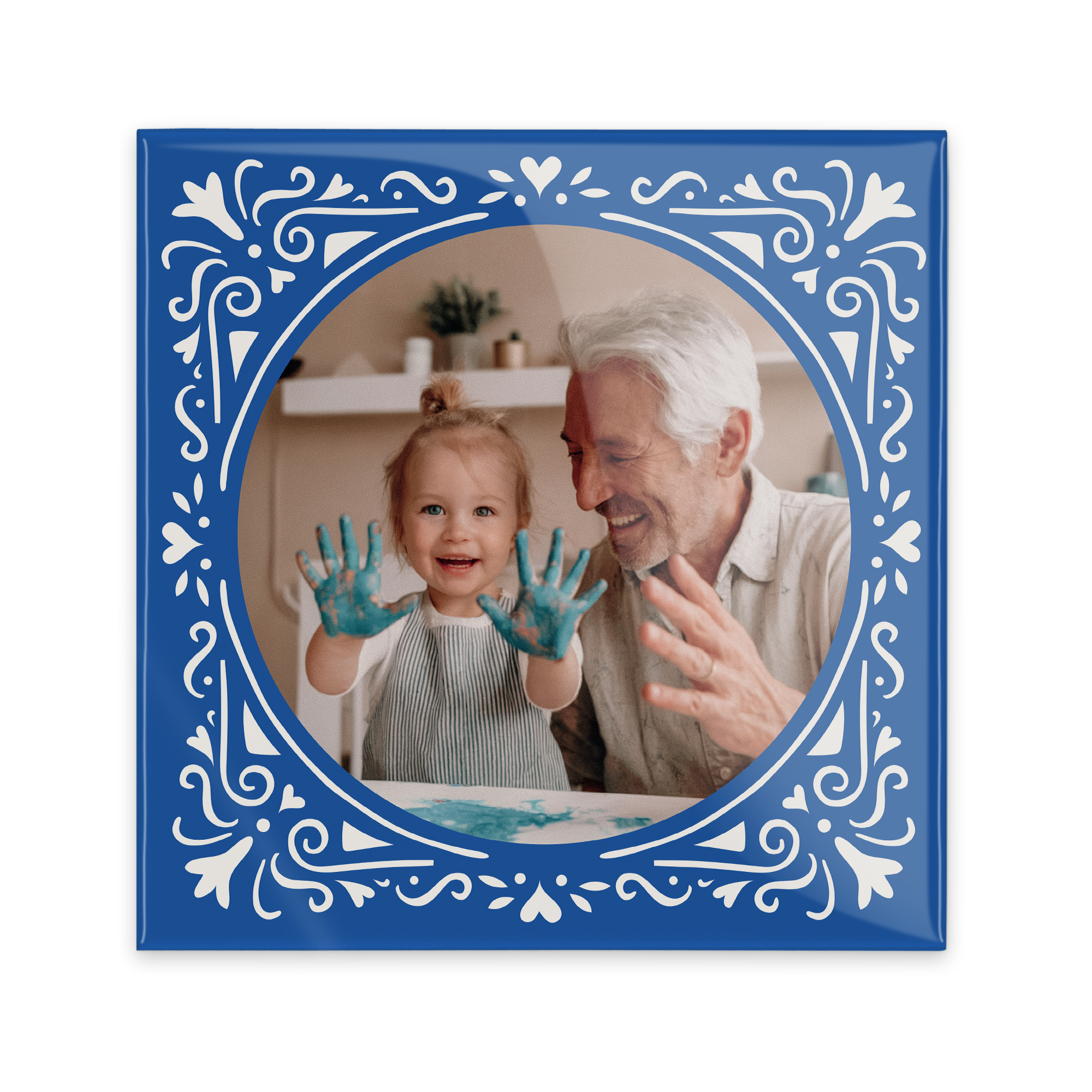 Modrá personalizovaná dlaždica s vytlačenou fotografiou vnúčaťa a starého otca, orámovaná bielym ornamentom.