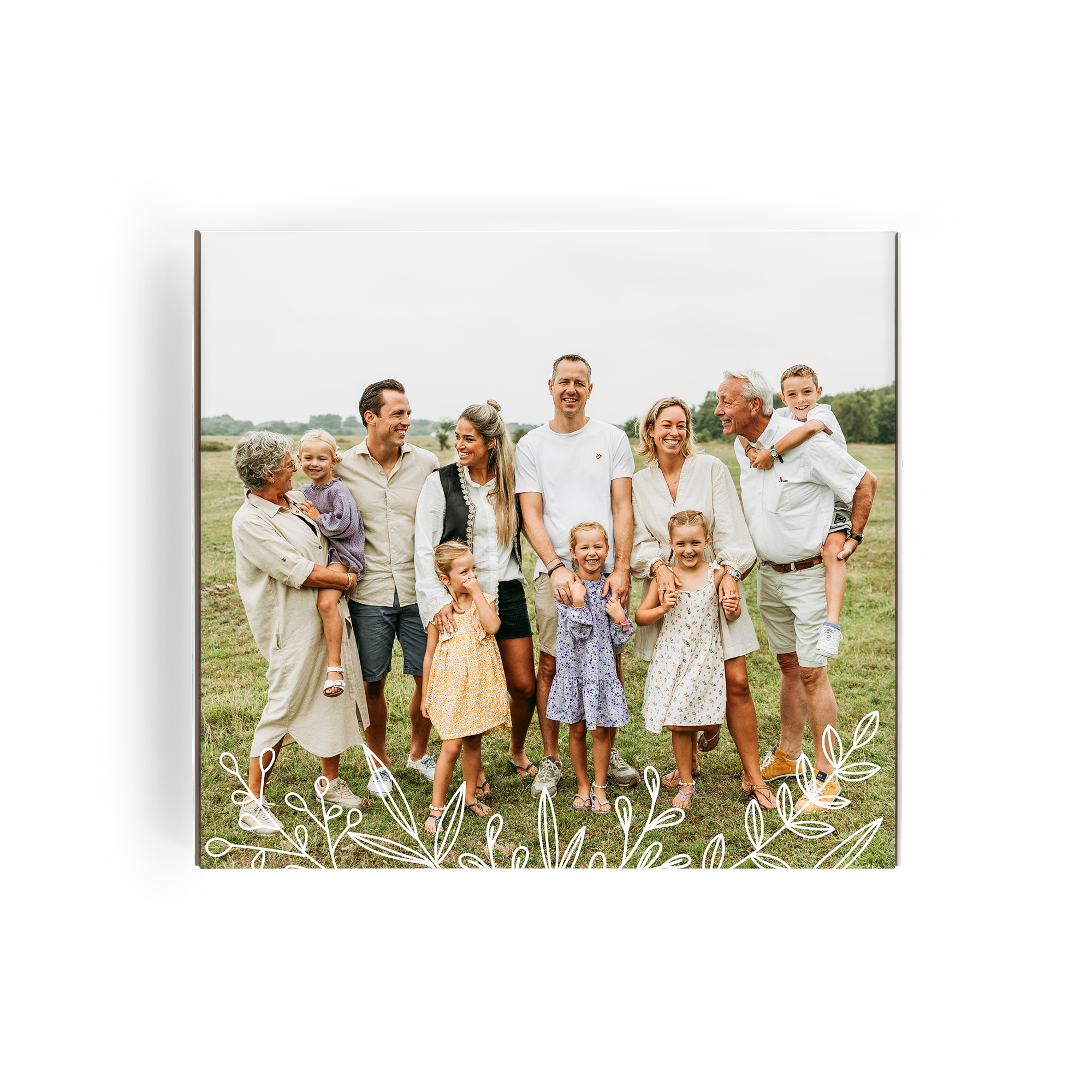 Cutie cadou personalizată Milka, imprimată cu o fotografie de familie într-un peisaj verde, perfectă pentru orice ocazie.