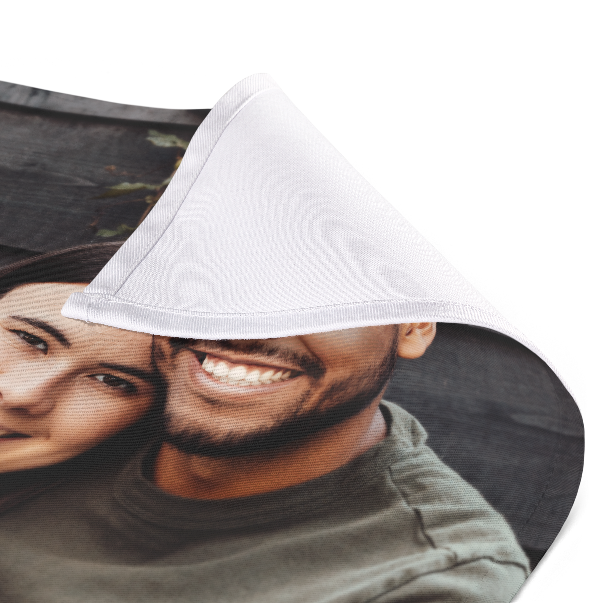 Personalisierte Servietten mit Foto eines lächelnden Paares bedruckt für ein kleines Fest.