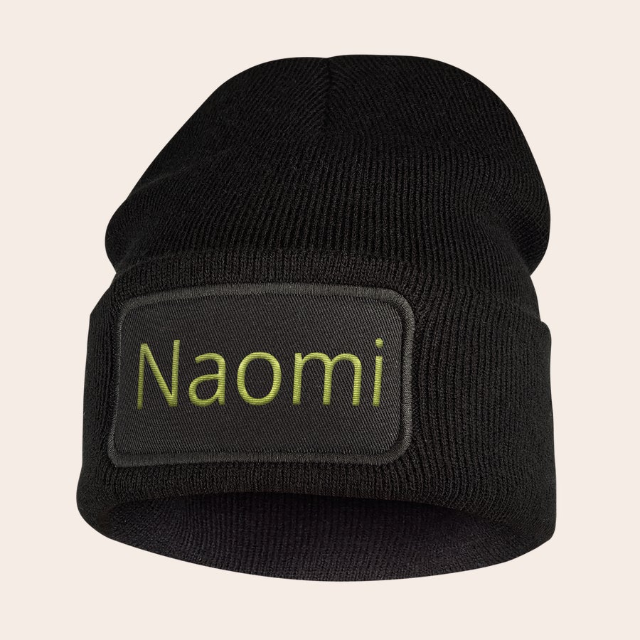 Muts borduren Zwarte muts met naam "Naomi" geborduurd in limoengroen op een donkergrijs vlak