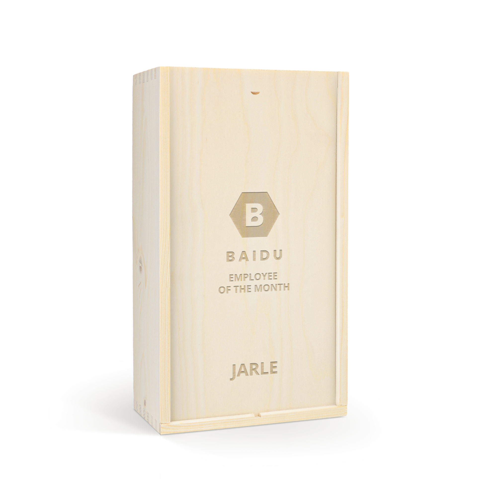 Luksusvinkasse i lyst tre gravert med en logo, teksten "EMPLOYEE OF THE MONTH" og navnet "JARLE".