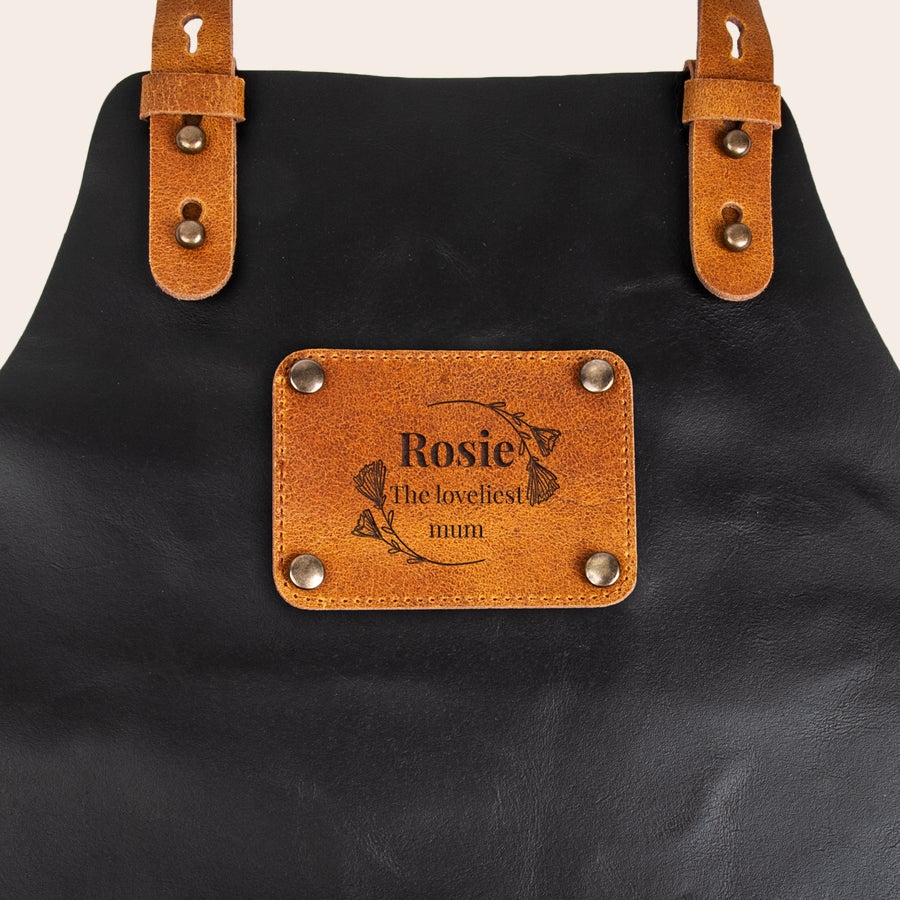 Delantal de piel con nombre Delantal de piel negro grabado con el nombre Rosie y mensaje The loveliest mum, ¡es hora de demostrar quién es el chef!