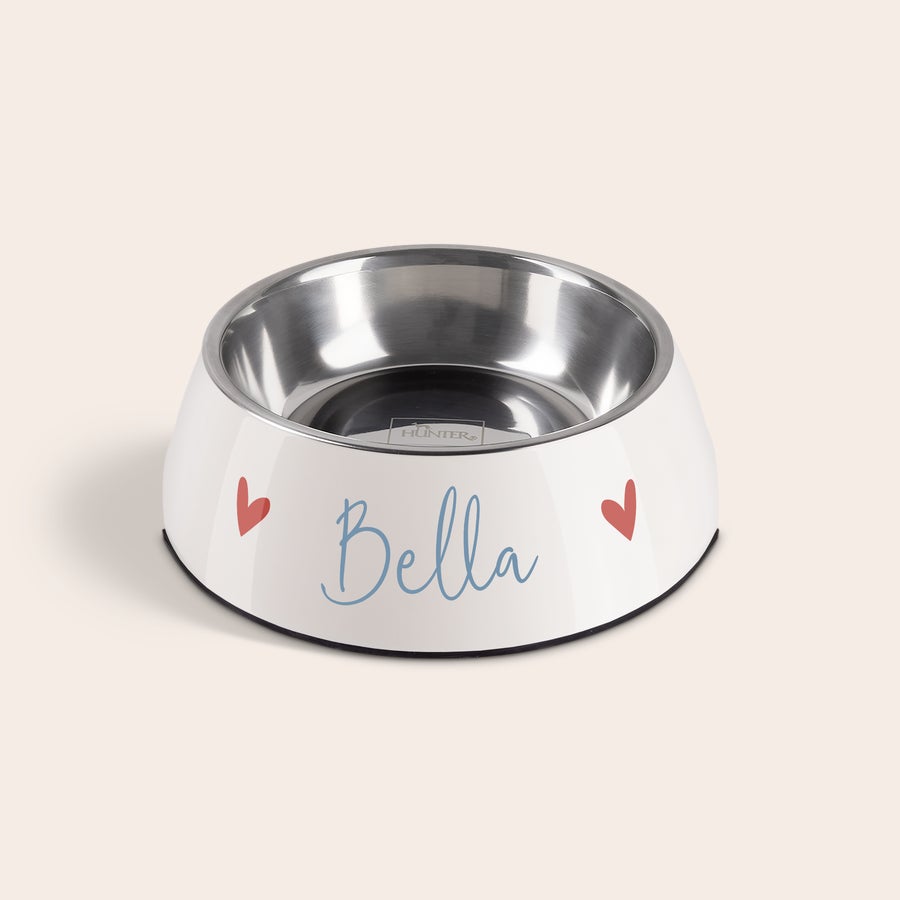 Castron pentru hrănirea câinilor Bol personalizat alb pentru animale de companie, cu inserție din inox, imprimat cu numele Bella și două inimi roșii, ideal pentru nu va mai rămâne nici o firimitură de mâncare cu acest bol personalizat.