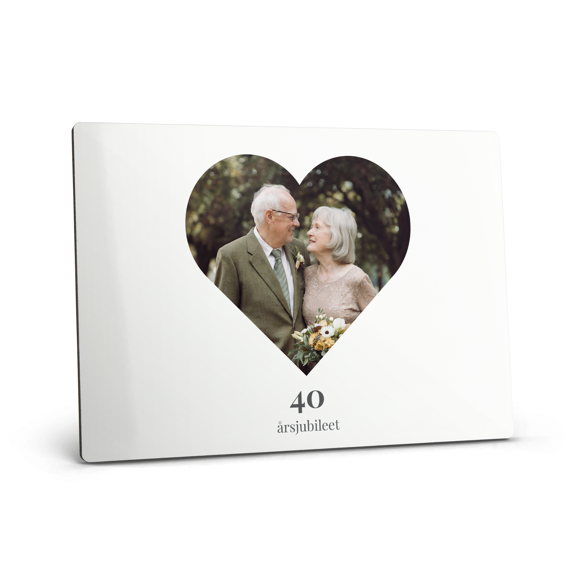 Hardboard fotostativ med trykt bilde av et par, formet som et hjerte med teksten 40 årsjubileet under.